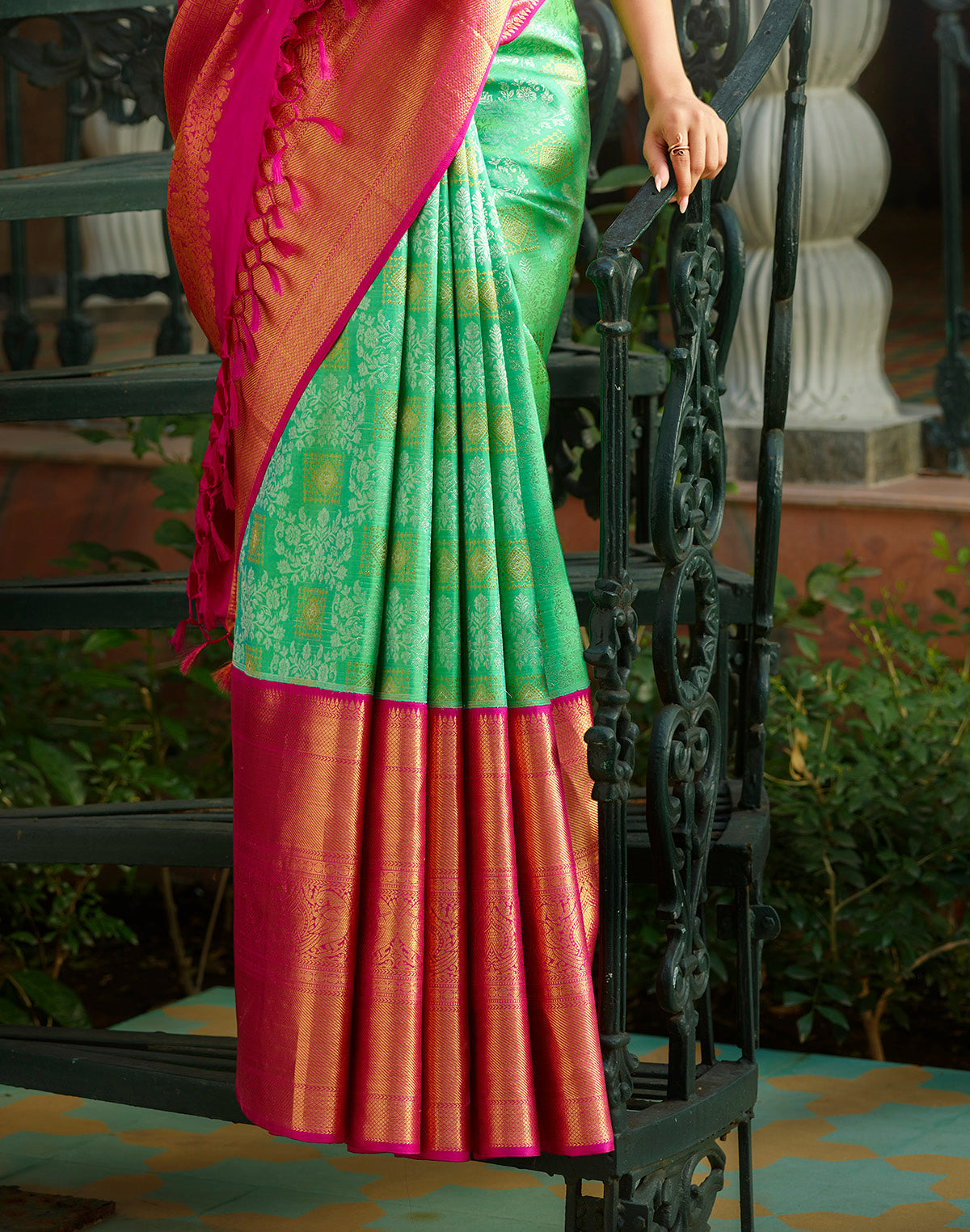 Green Floral Pure Silk Kanjivaram Saree With Big Contrast Skut Border