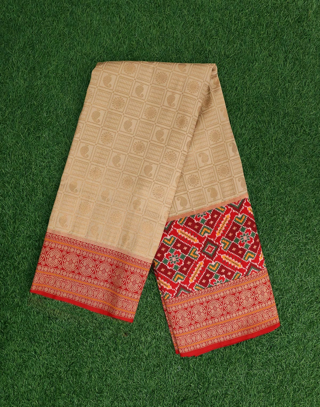 Cream Checks Pattern Pochampally Border Saree