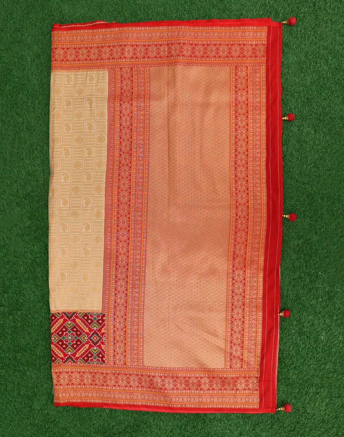 Cream Checks Pattern Pochampally Border Saree